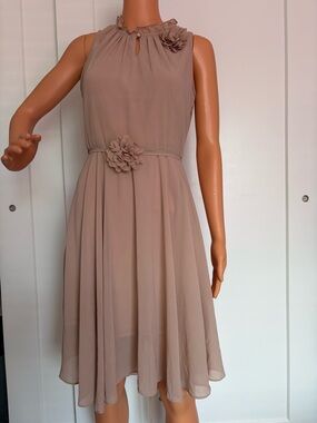 Sleeveless Floral-Accent Midi Dress in Taupe